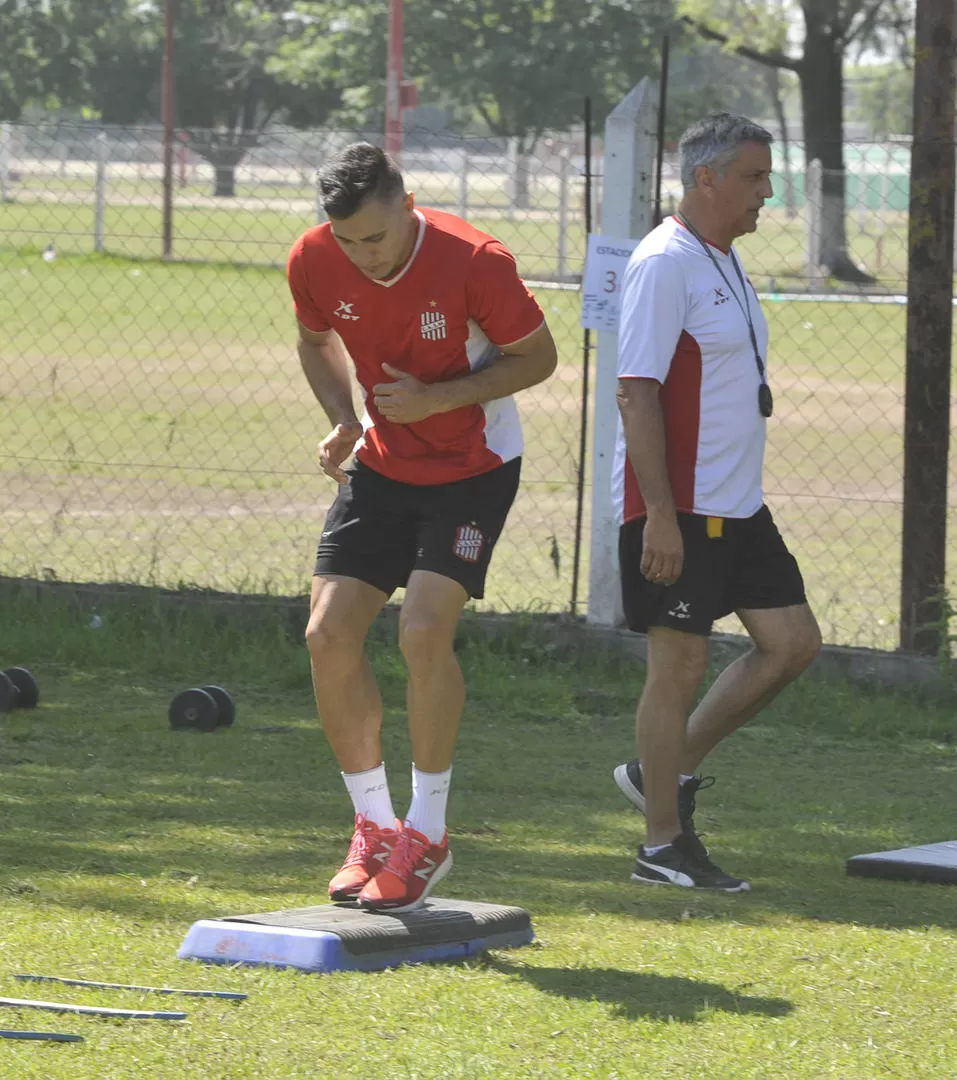 APURAN LA PUESTA A PUNTO. Ricado Somma es el encargado de que el grupo vuelva a mostrar supremacía física; Gonzalo Rodríguez, uno de los futbolistas que quieren comenzar a competir cuanto antes para poder lograr el objetivo. LA GACETA / FOTO DE ANTONIO FERRONI