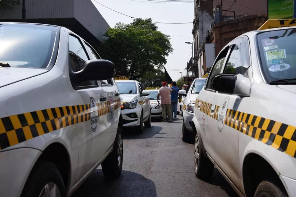 PROTESTA. Los choferes de taxis cortaron varias calles del microcentro. la gaceta / foto de Analía Jaramillo