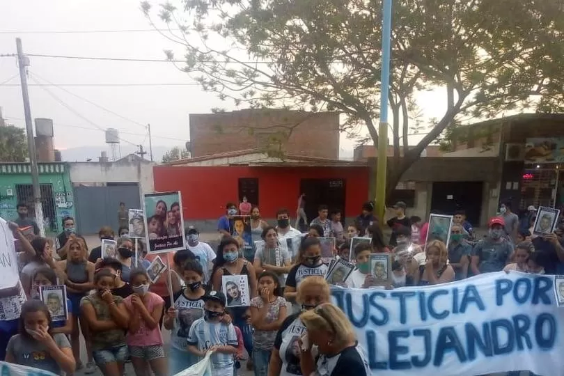 DOLOR. Familiares de Alejandro Sánchez lloraron al ver la estrella que se pintó en homenaje al cadete asesinado.  