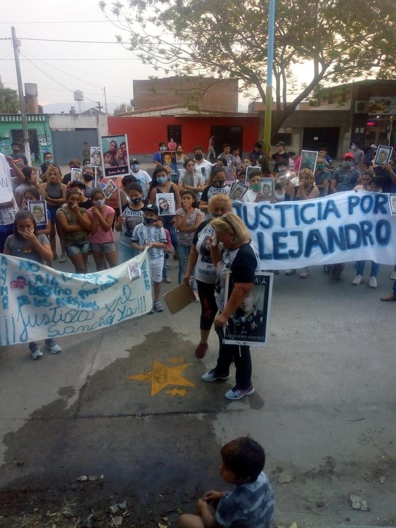 DOLOR. Familiares de Alejandro Sánchez lloraron al ver la estrella que se pintó en homenaje al cadete asesinado.  