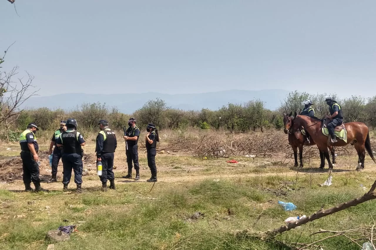 RASTRILLAJES. Policías buscan indicios para dar con el autor del crimen de Abigail. Foto: Ministerio de Seguridad