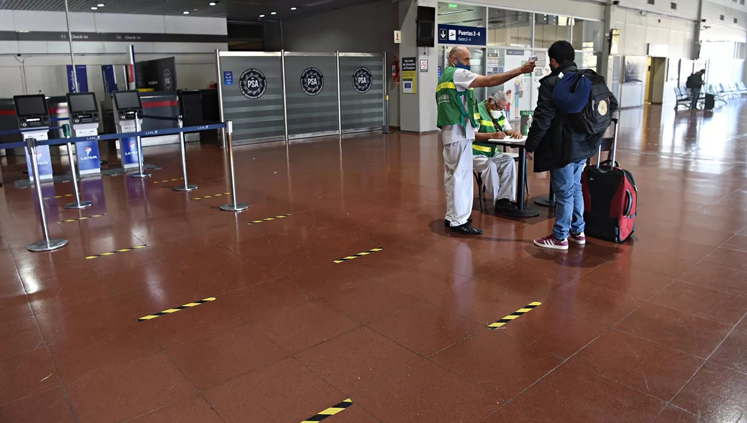 AEROPUERTO. Control de pasajeros.