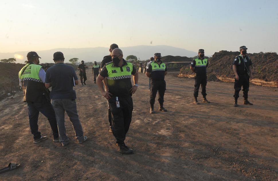 EFECTIVOS. Un fuerte operativo policial blindó la zona luego de los disturbios.