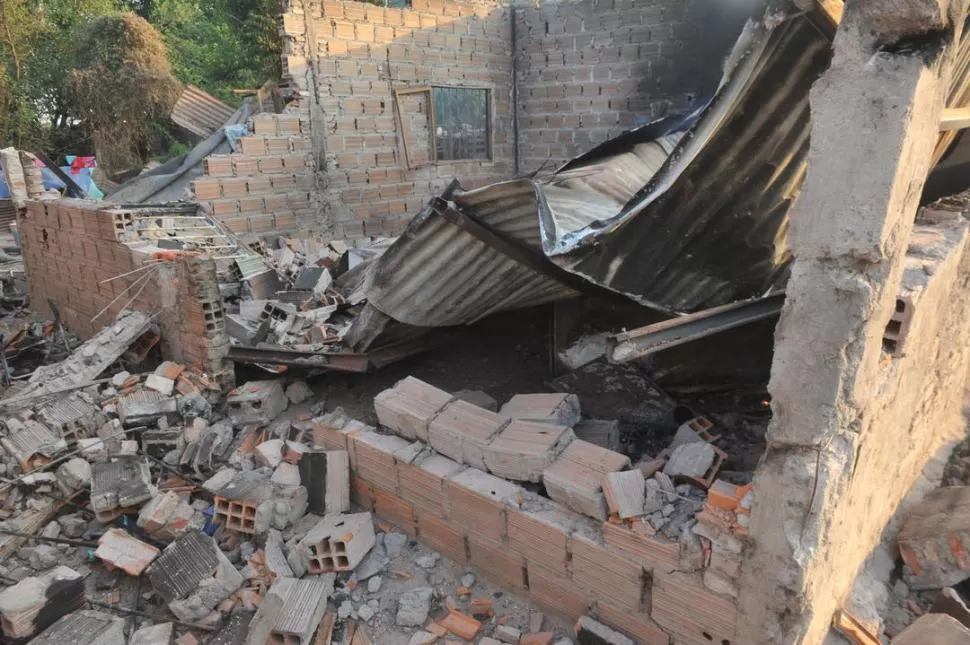 FUEGO. Residentes quemaron la casa de un joven, a quien acusan del crimen. 