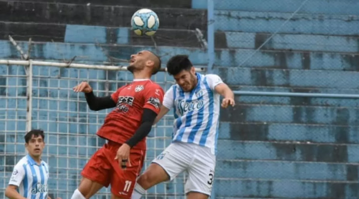 Ortiz salta a cabecear en un amitoso previo al incio del torneo. FOTO TOMADA DE TWITTER.COM/ATOFICIAL