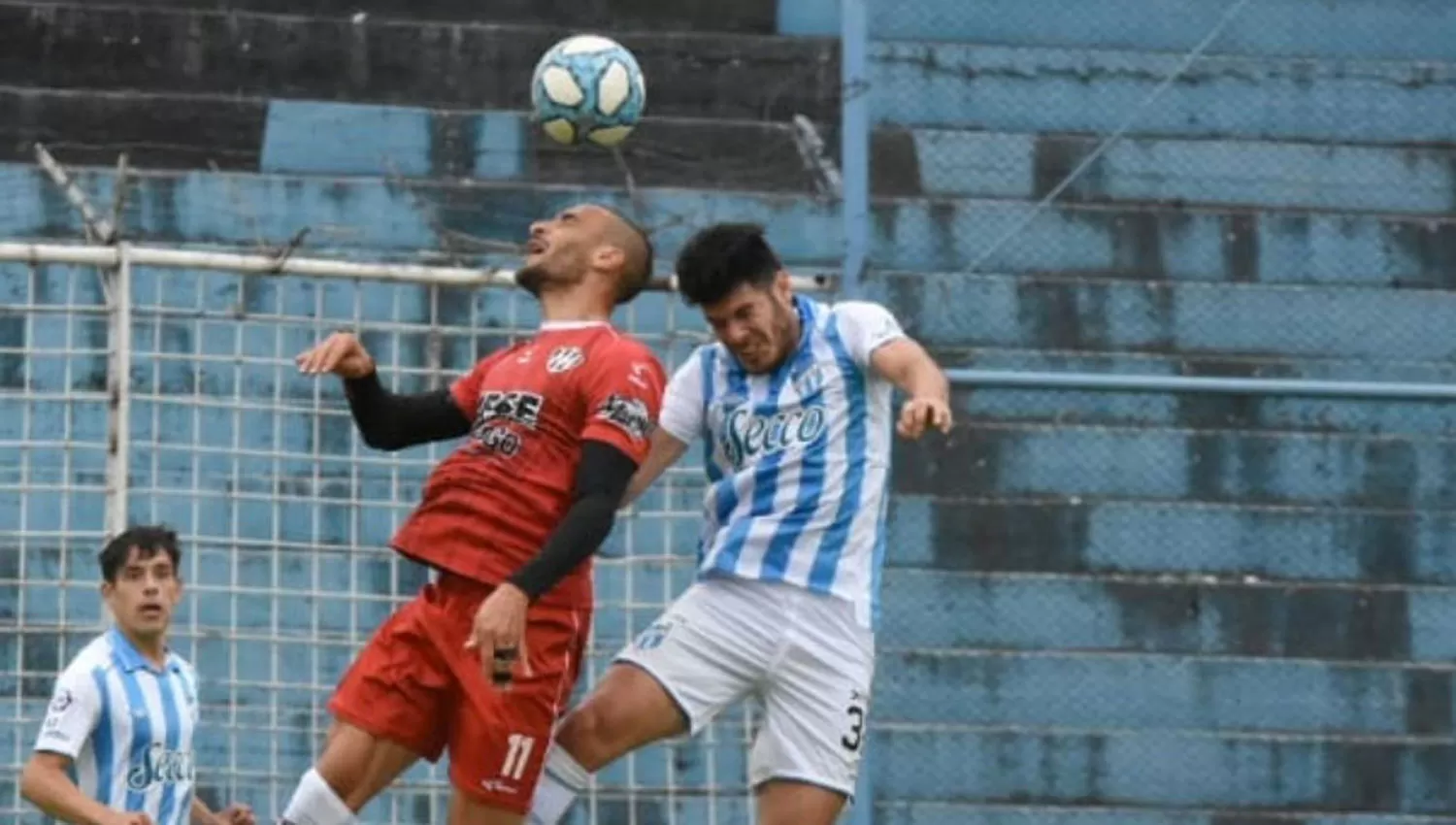 Ortiz salta a cabecear en un amitoso previo al incio del torneo. FOTO TOMADA DE TWITTER.COM/ATOFICIAL