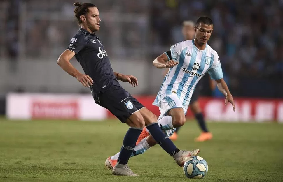 IMAGEN REPETIDA. Lucas Melano entrega un pase en el partido que Atlético empató ante Racing en enero de este año, en la reanudación de la Superliga.  