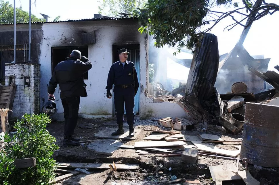 EN LA ESCENA. Policías en la casa donde fue asesinada María de los Ángeles Figueroa en 2012, luego de que los vecinos la incendiaran. En ese lugar la familia construyó una plazoleta para que los niños puedan jugar. la gaceta / foto de analía jaramillo (archivo)