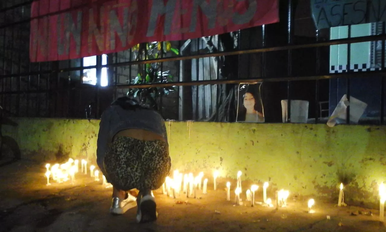 EN LA COMISARÍA. Allegados a Abigail encendieron velas.