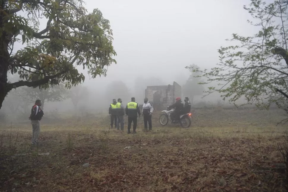 EN LA FINCA DE PALTAS. Los uniformados revisaron una construcción de tres paredes sin que hallaran huellas de que el sospechoso hubiese estado allí.  la gaceta / foto de franco vera