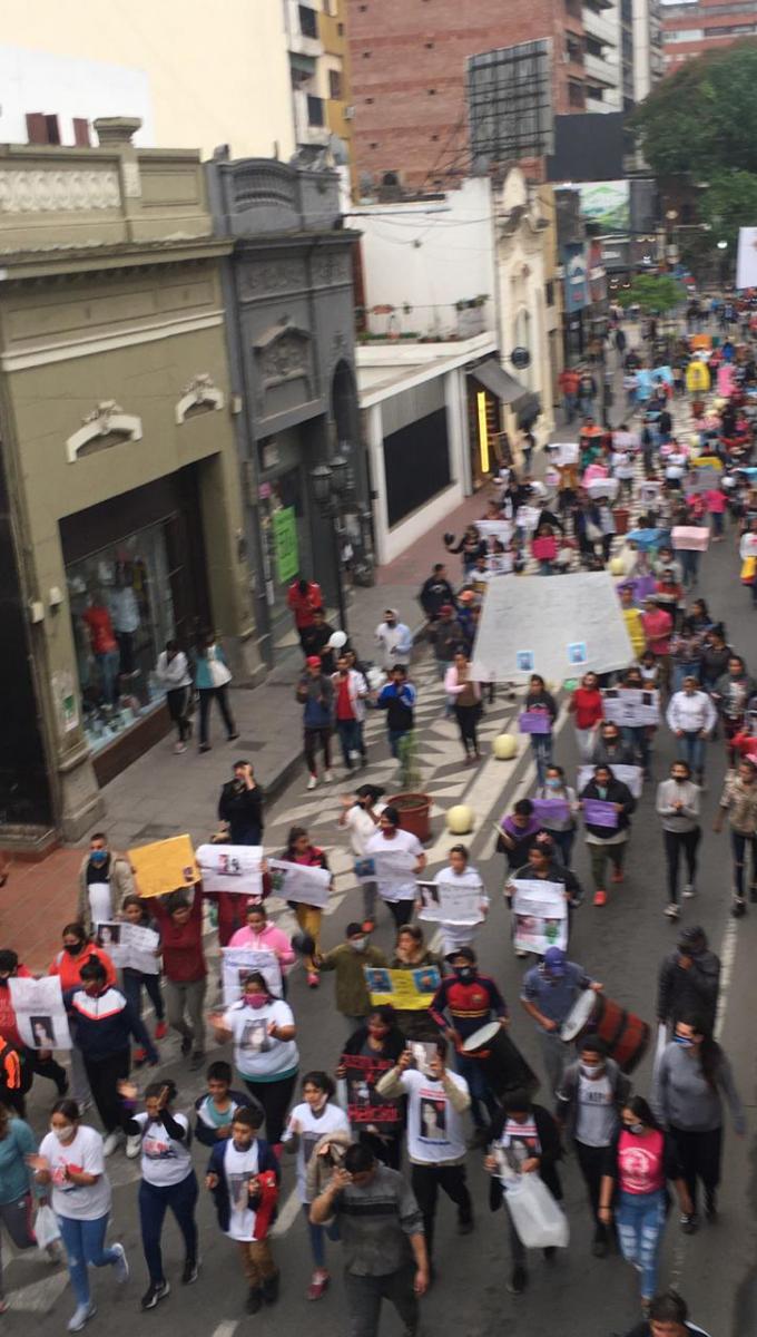 PROTESTA. Una importante movilización recorre las calles del centro de San Miguel de Tucumán, en reclamo por Justicia por Abigail Riquel, la niña de 9 años asesinada el domingo, tras haber sido abusada.