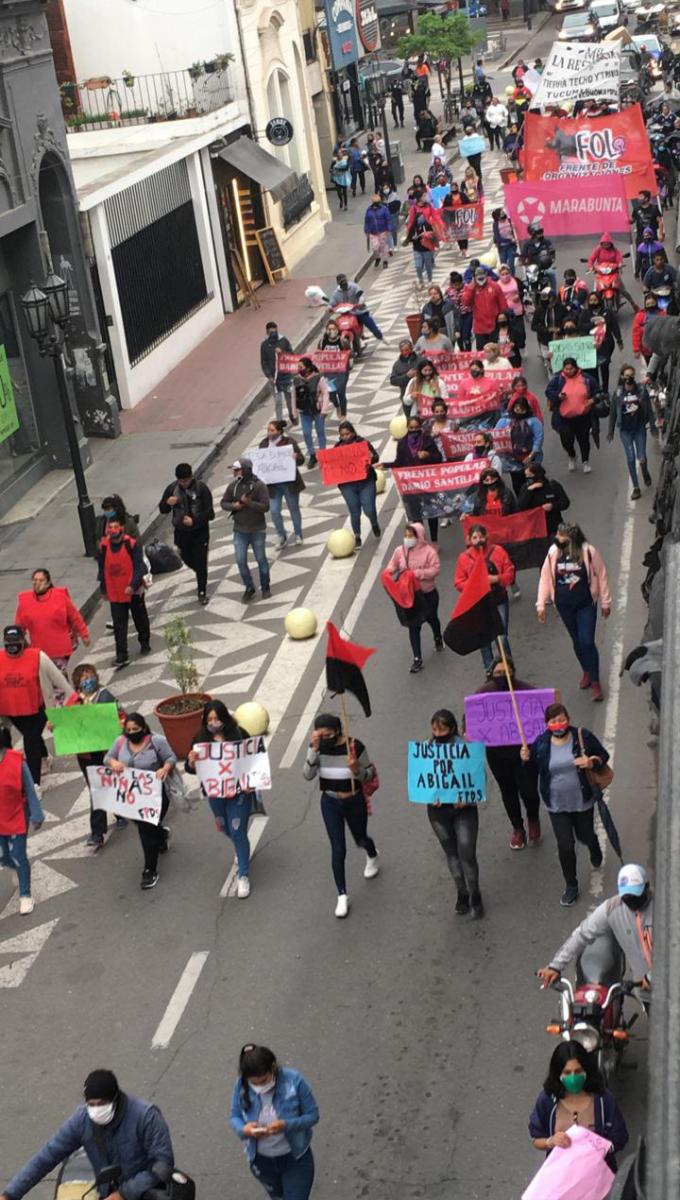 PROTESTA. Una importante movilización recorre las calles del centro de San Miguel de Tucumán, en reclamo por Justicia por Abigail Riquel, la niña de 9 años asesinada el domingo, tras haber sido abusada.