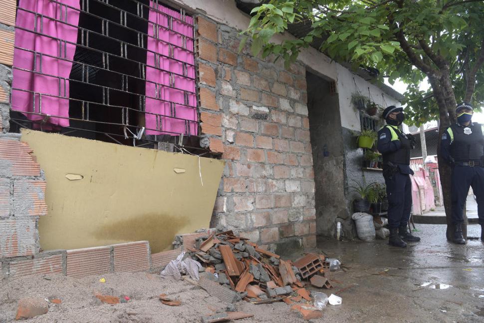 DAÑOS. Los agresores destruyeron una pared a golpes. la gaceta / foto de diego aráoz (archivo)