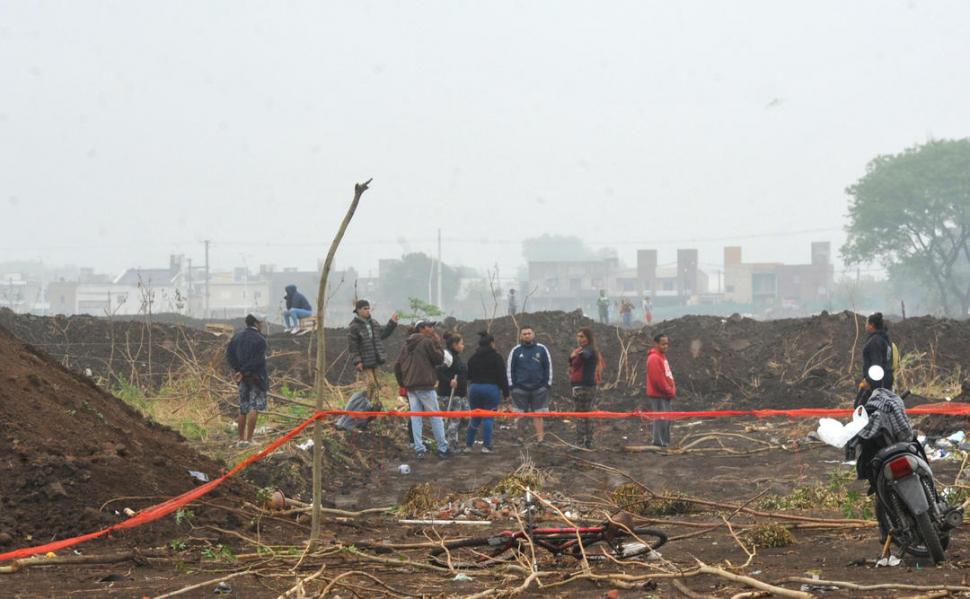 TERRENO USURPADO. El predio donde apareció el cuerpo de la niña fue tomado por ocupas. Ayer se esperaba reacción de la Justicia al respecto. 