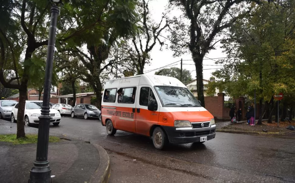 PROPUESTA. Alrededor de 95 coches de transporte escolar finalizaron en 2019 prestando servicio en la capital. LA GACETA / FOTO DE Osvaldo Ripoll (ARCHIVO)