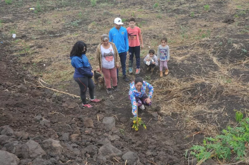 TERRENO USURPADO. El predio donde apareció el cuerpo de la niña fue tomado por ocupas. Ayer se esperaba reacción de la Justicia al respecto. 