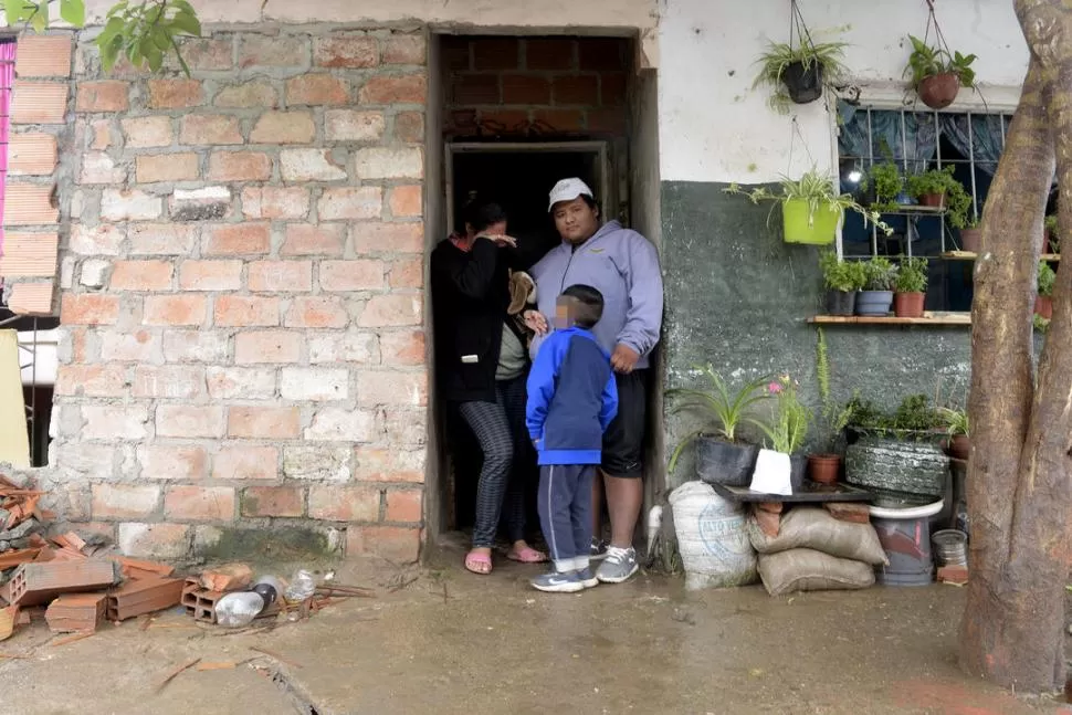  EMOCIONES. Luego del feroz ataque sufrido el lunes, María Belén Moya se quebró al reencontrarse con su sobrino y su cuñado y todos lloraron. “Quiero que lo atrapen para que me dejen en paz”, dijo Sebastián Galván. la gaceta / fotos de franco vera - antonio ferroni