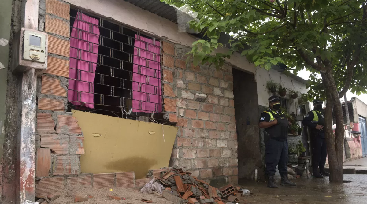 En la búsqueda de Gaymás, destrozaron la casa de un familiar.