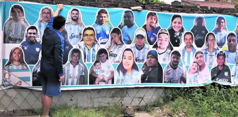 LA PRIMERA ENTREGA. Un miembro de la Comisión del Hincha despliega parte de la bandera que ya fue impresa con las fotos de los hinchas. Se imprimirán en partes y se colocarán a la par en la tribuna.  