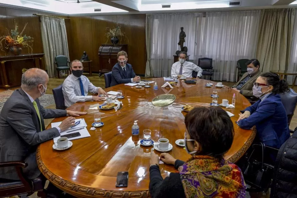 EN EL PALACIO DE HACIENDA. Las autoridades del gabinete económico discutieron ayer sobre el mercado cambiario, pero no comunicaron novedades. télam