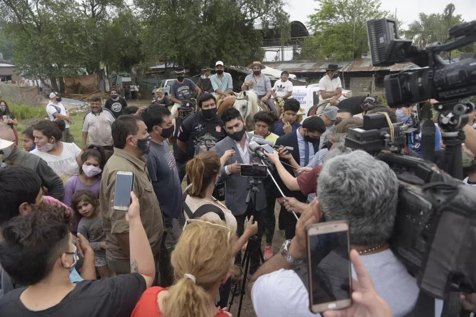 PIDE CALMA. El abogado José María Ledesma les explicó a los vecinos que hasta ahora no hay orden de detención. 