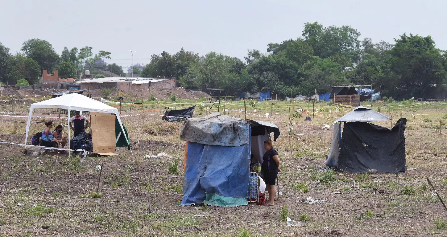 EN VILLA MUÑECAS. Ocupantes tomaron parcelas en el predio donde fue hallada Abigaíl tras el femicidio. Foto: LA GACETA / Analía Jaramillo