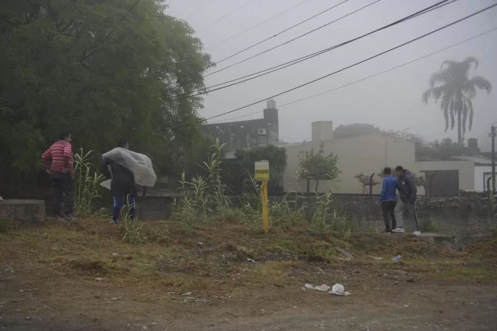 IMPLACABLE. Decenas de vecinos de la familia Riquel salieron a la calle para tratar de encontrar al acusado, que luego fue linchado por una turba. la gaceta / foto de franco vera