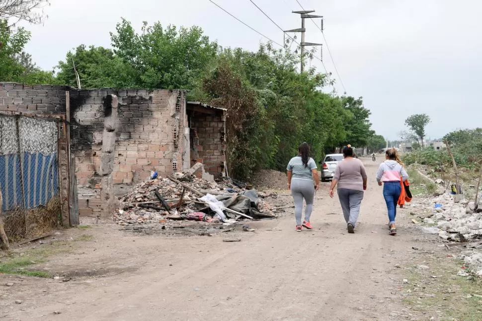 EN RUINAS. Los vecinos destruyeron la casa de los Guaymás el domingo. la gaceta / Foto de José Nuno