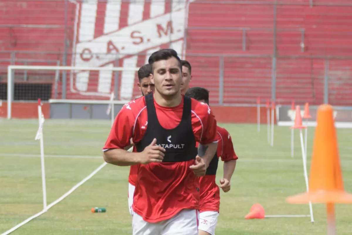 LA PREPARACIÓN ES LA PRIORIDAD. El plantel “santo” trabaja desde hace un mes, de cara a la reanudación de la Primera Nacional.