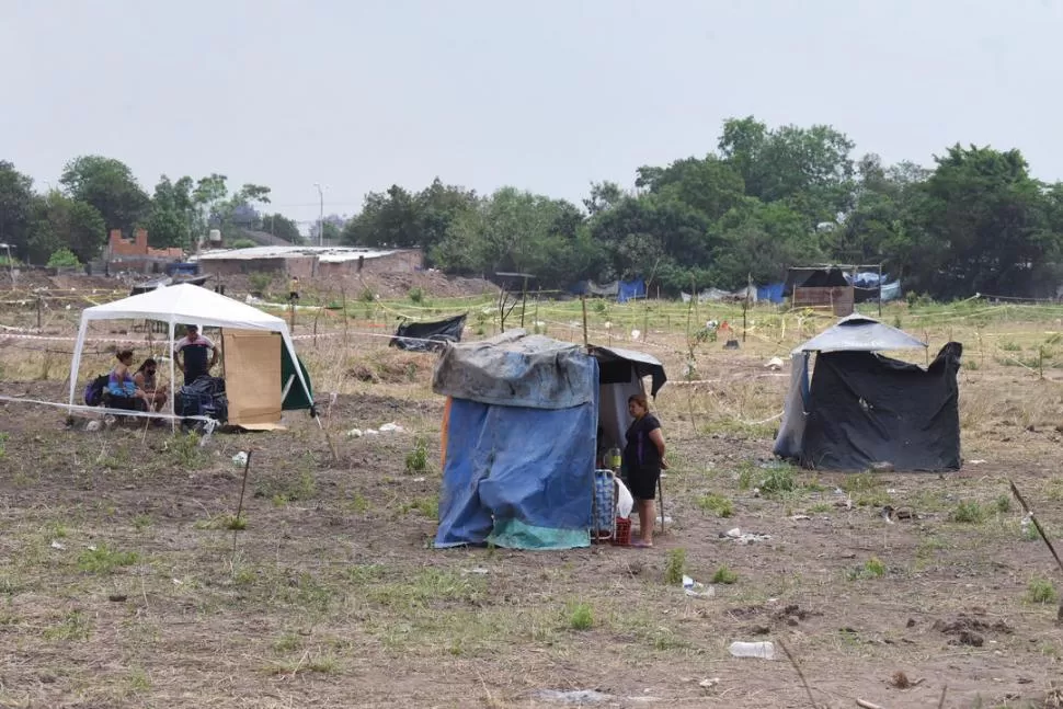 TOLDOS PRECARIOS. Tras derrumbar los muros que lo delimitaban, al menos 200 familias ya se han instalado en el terreno de avenida América al 2.600. la gaceta / foto de analia jaramillo 