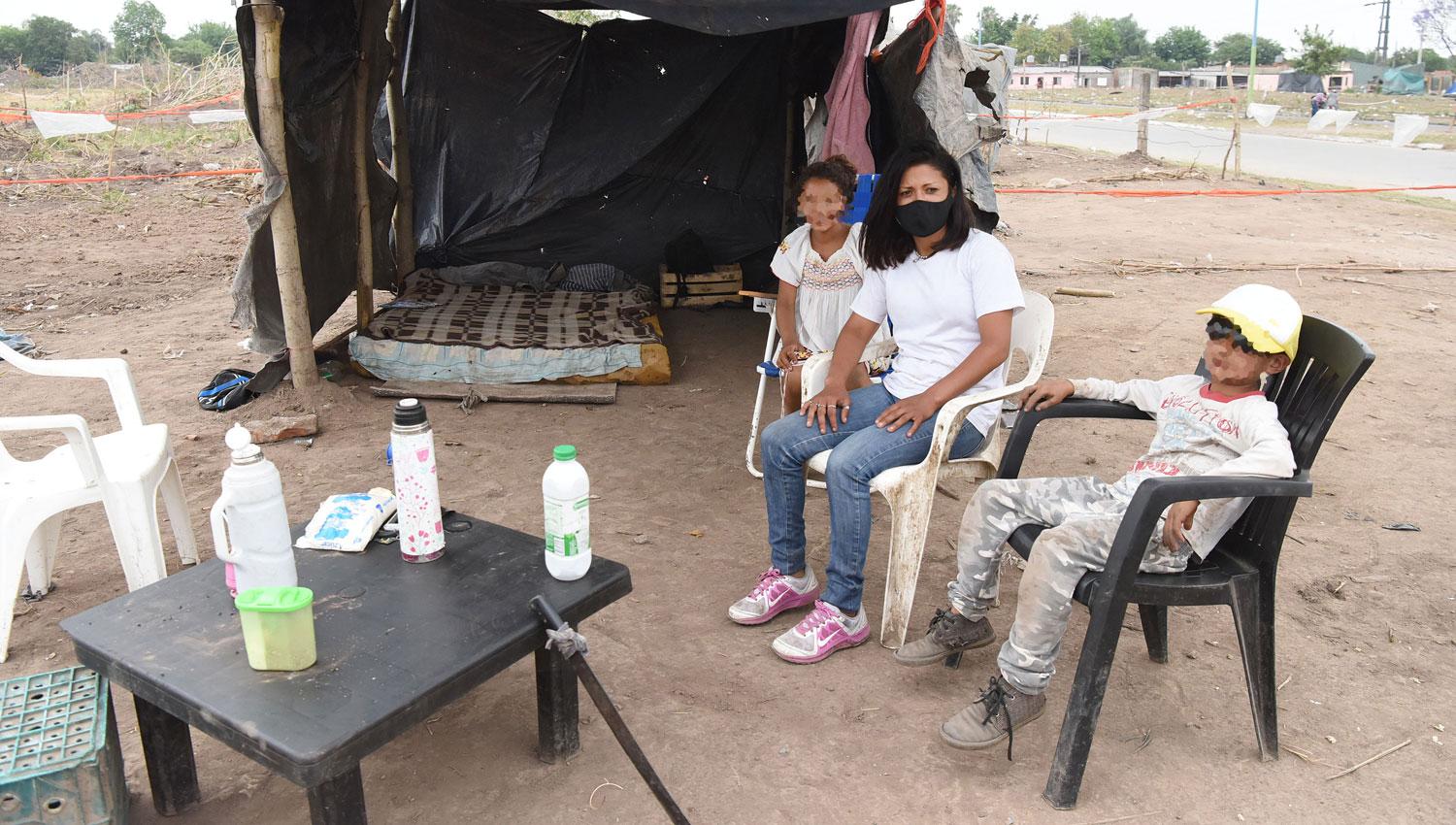 PEÑALVA Y SUS HIJOS. La joven dice que no tiene a dónde más ir.