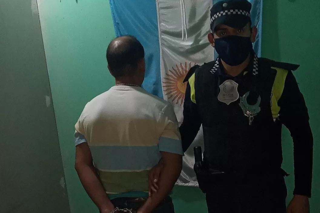 Lo denunciaron por abuso y regresó a la casa de la víctima con un arma: lo detuvieron