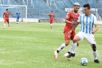 Prohibido escupir, besar la pelota e intercambiar camisetas en el fútbol argentino