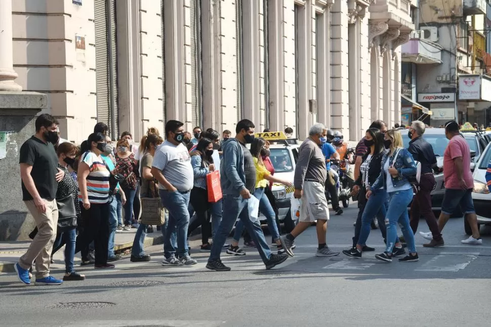 MUCHEDUMBRE. Las autoridades sanitarias insistieron con cumplir con las recomendaciones sanitarias y respetar las normas de aislamiento, especialmente en las próximas dos semanas. 