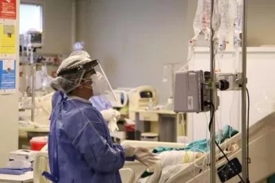 Casi 700 pacientes con covid-19 están en camas críticas de los sistemas públicos y privados