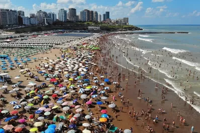 Cuánto costará alquilar carpas y sombrillas para el verano en Mar del Plata