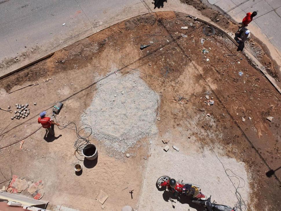 PREPARACIÓN. Operarios trabajan en la vereda donde se colocará un escudo.  