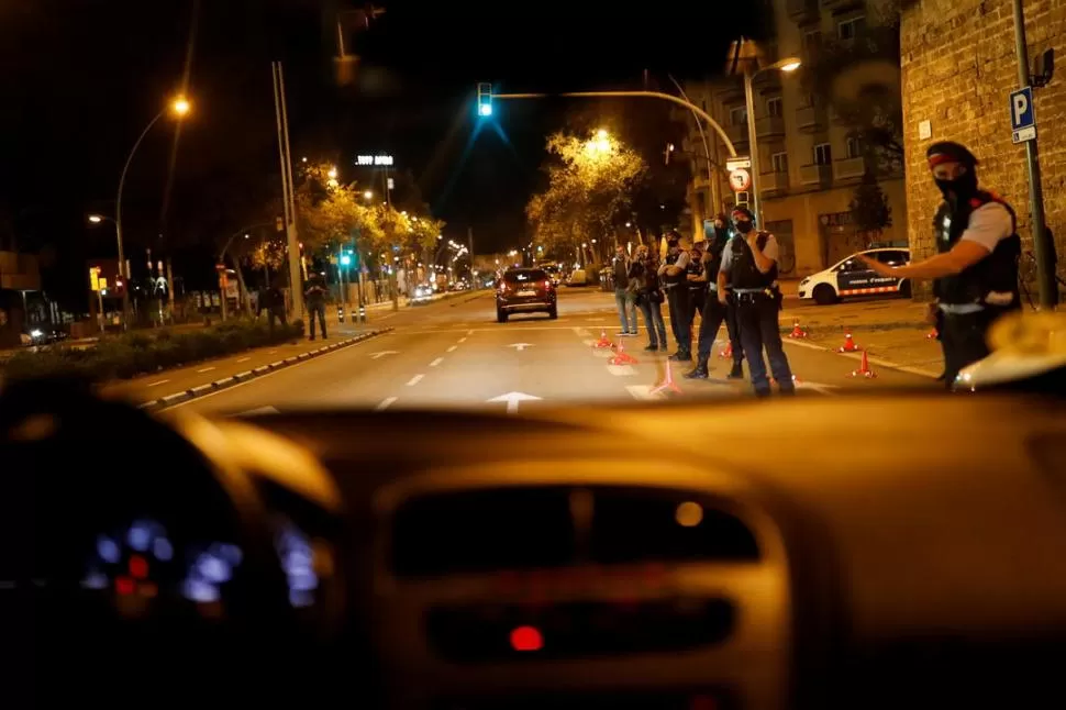 ESTRICTOS CONTROLES. Policías de Barcelona inspeccionan los vehículos. reuters