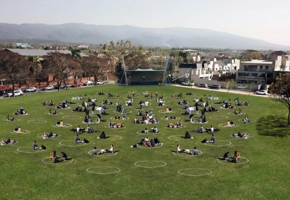 BURBUJA SOCIAL. El público estaría diferenciado en grupos para evitar contacto, según la idea de Yerba Buena. 