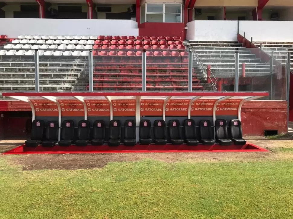 RENOVADOS. Los bancos de suplentes lucirán como nuevos en la vuelta de la actividad oficial.  