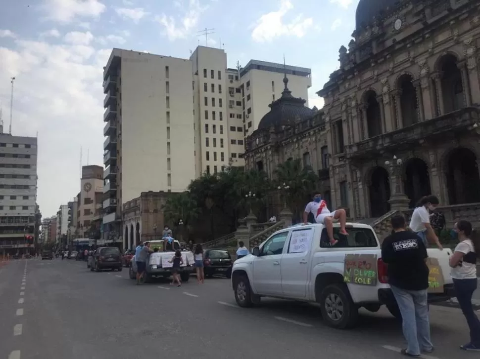 VOLVER AL COLE. Así rezan los carteles de la protesta que Padres Organizados realizaron el sábado.  