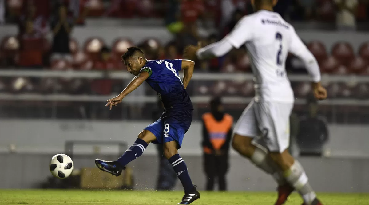 NOCHE MÁGICA. Hace dos años, Guillermo Acosta convirtió dos goles en el Libertadores de América, para una gran victoria de Atlético.