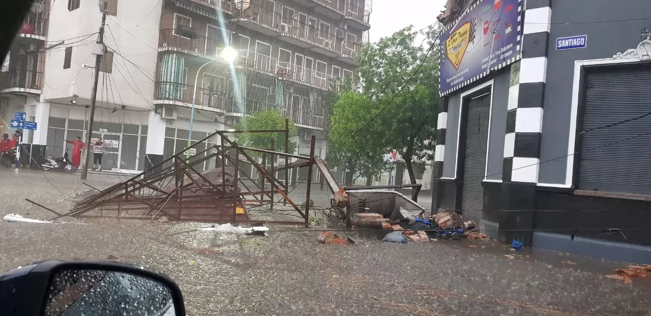 El viento volteó a un cartel en José Colombres y Santiago del Estero. FOTO ENVIADA A TRAVÉS DE WHATSAPP