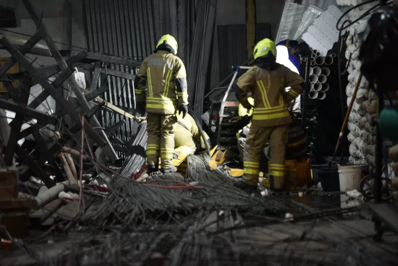 Los bomberos trabajando en el local donde falleció el operario. LA GACETA/FOTO DE OSVALDO RIPOLL