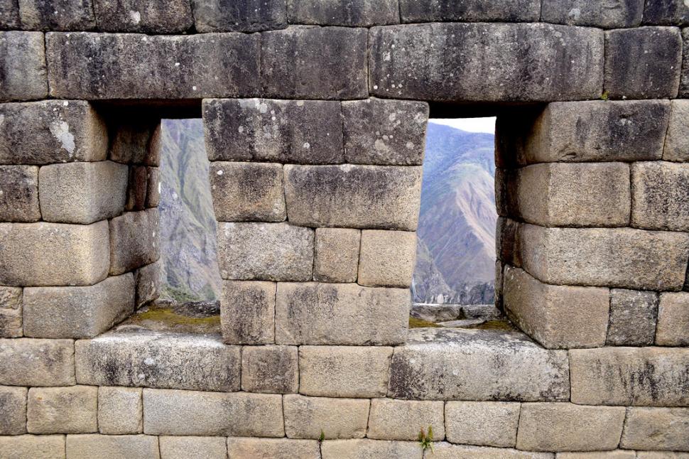 MIRADOR. A través de las ventanas se ve la montaña.