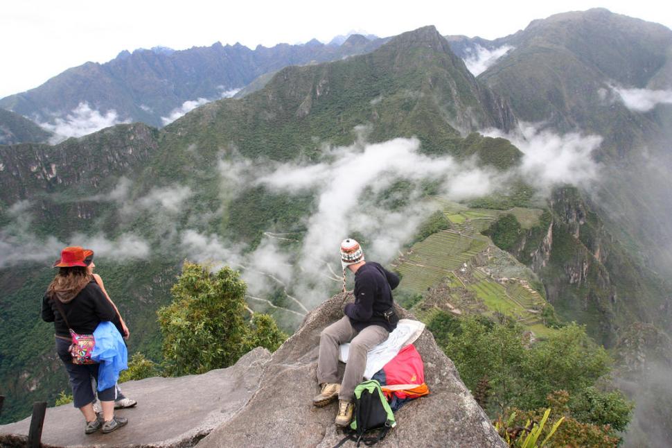 ARRIBA DE LAS NUBES. A 2.400 metros de altura se encuentra la ciudad sagrada de los incas. Dos turistas, con gorros típicos de la Puna, observan el paisaje.