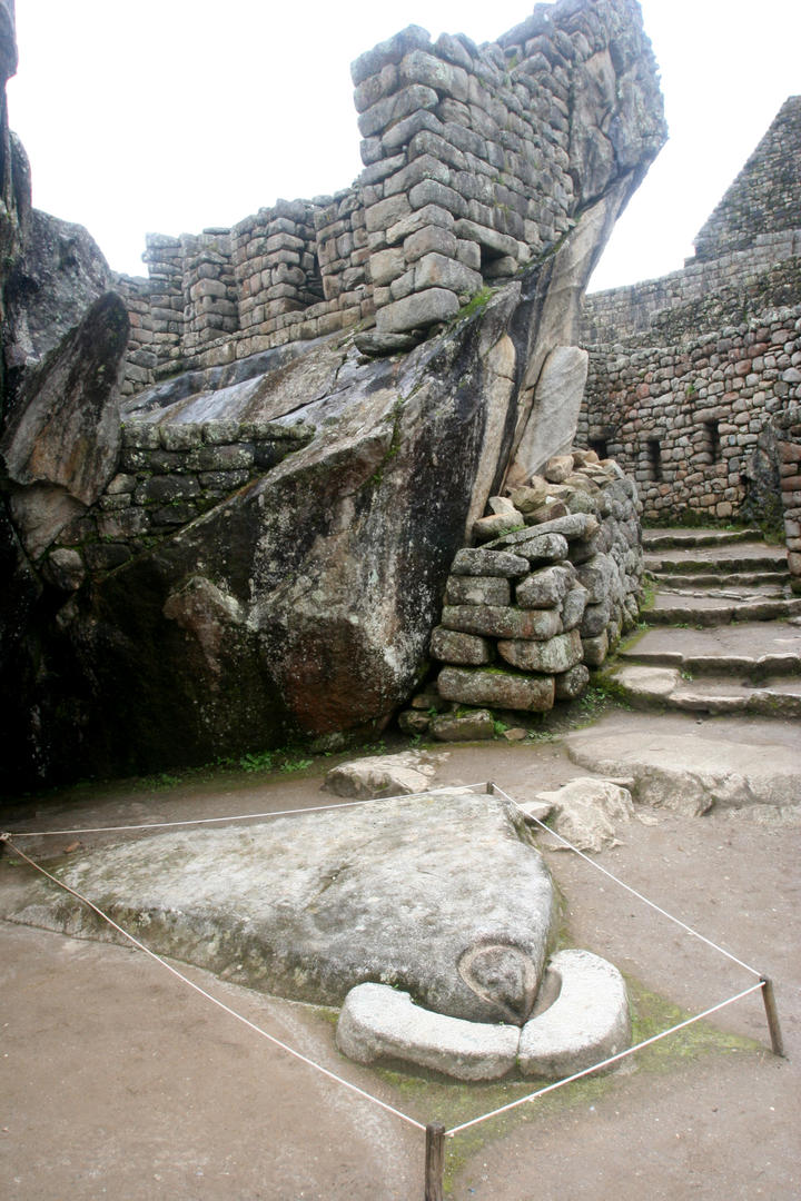 TEMPLO DEL CÓNDOR. Se ve  una cabeza tallada en el suelo.