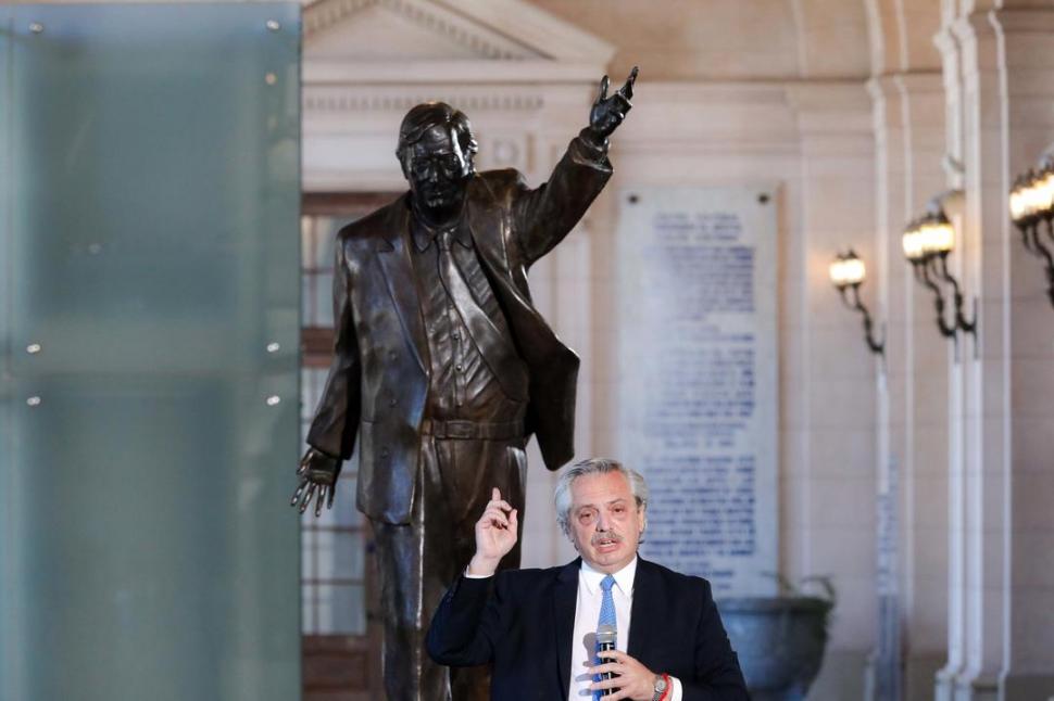 EN EL CCK. Fernández rindió tributo e inauguró una estatua de Kirchner.