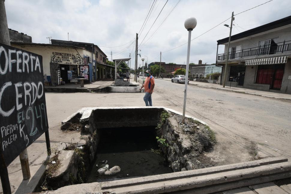 EL CANAL DEL PUEBLO. Los vecinos se ilusionan con que cada vez pueda estar más limpio. la gaceta / fotos de osvaldo ripoll