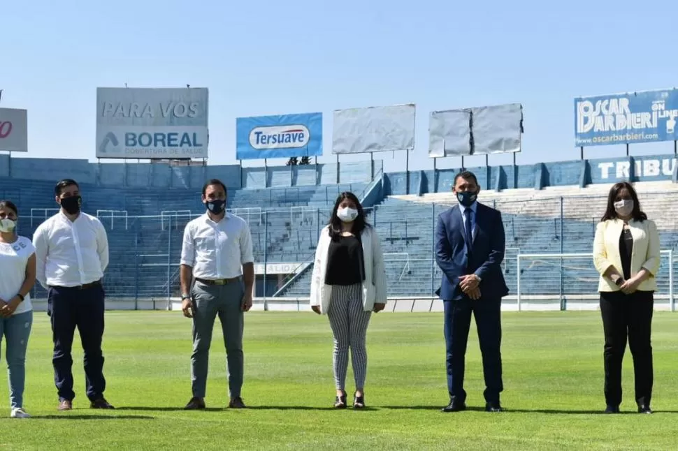 AUTORIDADES. Gonzalo Carrillo, Cuyi Carrillo, Leito y Liz Mulki, ayer en el estadio.  